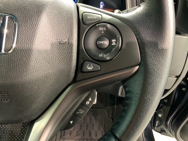 クルーズコントロールを装備しています。高速道路などで一定の速度で走ってくれるので運転が楽ですよ！速度を設定できますので、スピードの出しすぎにも注意できます。