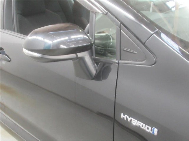 ドアミラーは電動格納機能もあります。駐車する際にこの機能があると大変便利ですね。