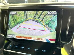 【バックカメラ】駐車時に後方がリアルタイム映像で確認できます。大型商業施設や立体駐車場での駐車時や、夜間のバック時に大活躍！運転スキルに関わらず、今や必須となった装備のひとつです！