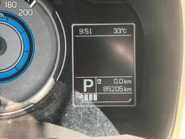 メーターパネル内にある液晶ディスプレイは時間や外気温度、シフトレバー位置、燃料残量計、警告などを表示！