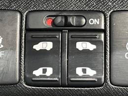 【両側パワースライドドア】スマートキーや運転席のスイッチで後席両側スライドドアの開閉が可能♪電動だから力を入れてドアを開ける必要が無く、小さなお子様でも簡単に開け閉めでき快適です♪