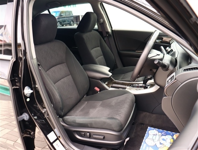 お車選びをお楽しみ頂けるよう、在庫車の展示スペースを十分に確保しております。
