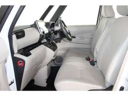 大きなベンチシートで足元もヒロビロ■大型シートで座り心地は快適♪中央には肘掛が付いてゆったりドライブ♪