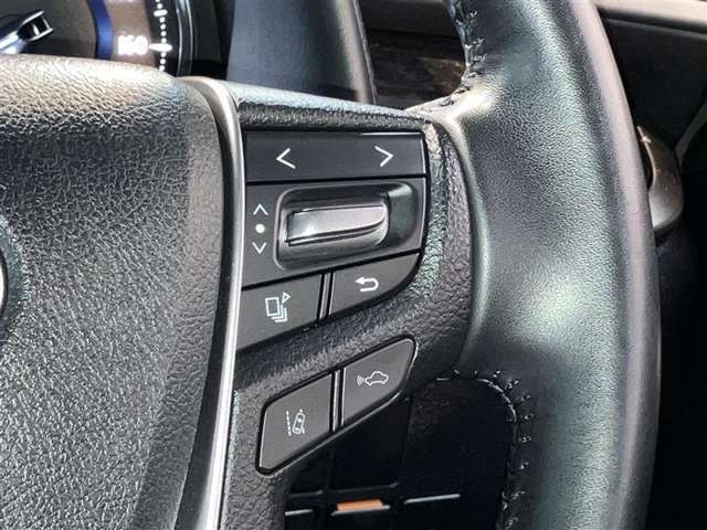 ステアリングスイッチで、安全運転！前方から目線を外さないように！