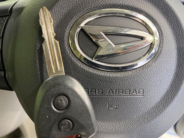 【キーレス】少し離れた場所からでもボタン一つでドアの開錠・施錠ができるのでとっても便利！ドアの鍵穴周りに傷をつけることもありません♪