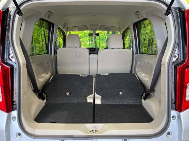 普段のお買い物や通勤、送迎等に十分な荷室スペースを確保しております。セカンドシートを倒すと、大きな荷物の積載も可能です♪