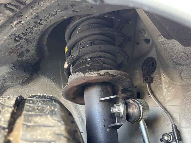 お車を安心してお乗りいただく為には、足回りの定期点検が欠かせません。サービスサポート（有償保証）では無料点検もご提供しており、安心のカーライフをお過ごしいただけるサポート体制が整っています。
