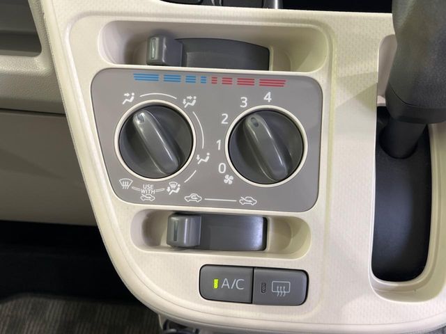 寒い冬も暑い夏も全席に快適な空調を届けてくれる、ダイヤル式エアコンを装備♪
