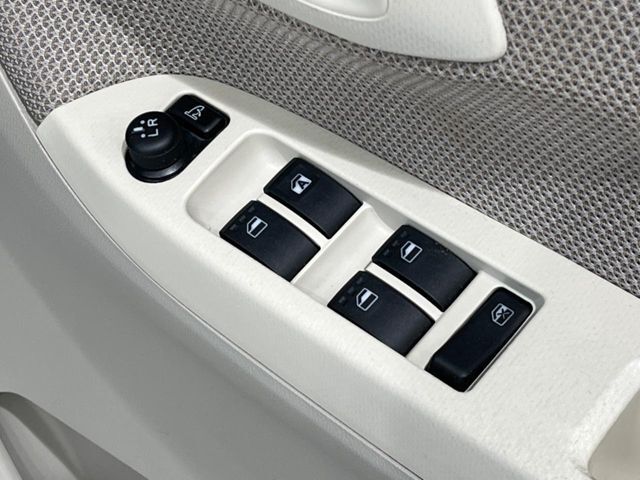 【電動格納ミラー】サイドミラーは電動格納式となっており、狭い駐車場でもキズがつくリスクを抑えられます。