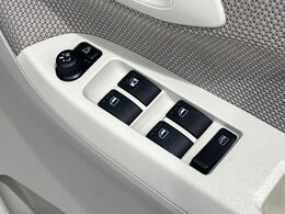 【電動格納ミラー】サイドミラーは電動格納式となっており、狭い駐車場でもキズがつくリスクを抑えられます。