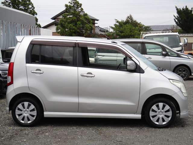 販売済みになった車両はすぐに写真を取り下げておりますが、在庫がネットに反映されるまで数日時間がかかります。ご来店前には在庫の確認をお願いいたします。