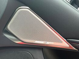 【BOSEサウンドシステム】メーカーオプションの高品位サウンドシステムを搭載。専用のチューニングが施された大小様々なスピーカーから良質なサウンドが奏でられ、臨場感あふれる音響空間を演出します。