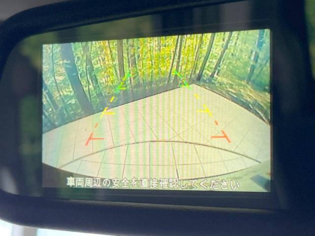 【バックカメラ】駐車時に後方がリアルタイム映像で確認できます。大型商業施設や立体駐車場での駐車時や、夜間のバック時に大活躍！運転スキルに関わらず、今や必須となった装備のひとつです！