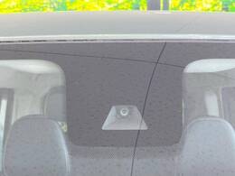 【三菱e-Assist】走行中に前方の車両等を認識し、衝突しそうな時は警報とブレーキで衝突回避と被害軽減をアシスト。より安全にドライブをお楽しみいただけます。