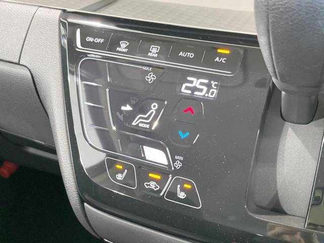 【オートエアコン】一度お好みの温度に設定すれば、車内の温度を検知し風量や温度を自動で調整。暑い…寒い…と何度もスイッチ操作をする必要はありません。快適な車内空間には必須の機能ですね♪