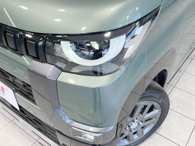 【LEDヘッドライト】悪天候や夜間走行時も良好な視界を確保し安心して運転できる高輝度LEDヘッドライトを装備！点灯速度が早く、消費電力も抑えられています。