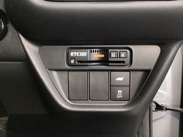 Hondaセンシング用の、VSA（ABS＋TCS＋横滑り抑制）解除のメインスイッチはハンドルの右側に装備しています。その上にETCがついています。高速道路の料金所の通過も楽々です。