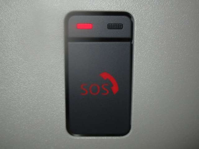 SOSコールは急病時やあおり運転被害などの危険を感じた時スイッチを押すと専門のオペレータに繋がって警察や消防への連携をサポートしてくれます。万が一の事故発生時にはエアバッグ展開と連動して自動通報します。