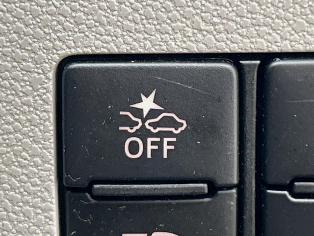 【スマートアシスト】走行中に前方の車両等を認識し、衝突しそうな時は警報とブレーキで衝突回避と被害軽減をアシスト。より安全にドライブをお楽しみいただけます。