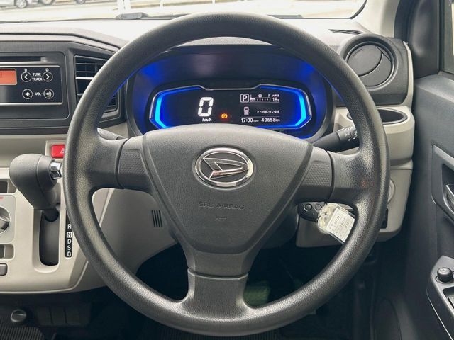 インテリアに合わせたデザインのステアリングは、運転される方のことも考え、運転しやすい形状、大きさです。是非一度、実際に触ってお確かめください。