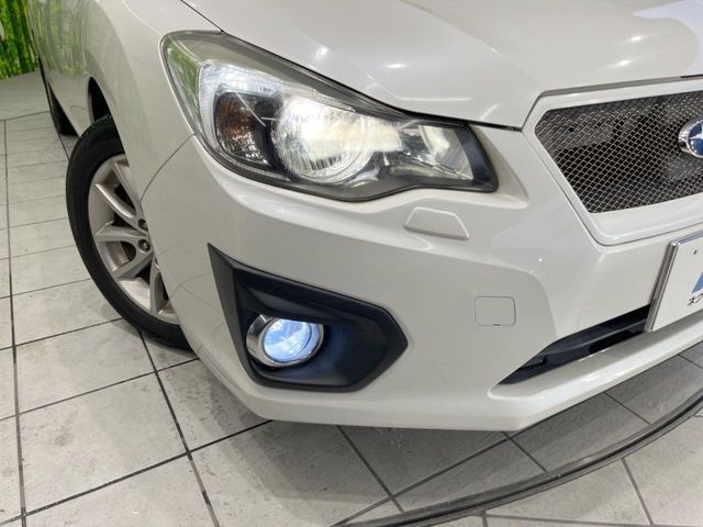 【LEDヘッドライト】悪天候や夜間走行時も良好な視界を確保し安心して運転できる高輝度LEDヘッドライトを装備！点灯速度が早く、消費電力も抑えられています。