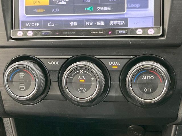 【左右独立型フルオートエアコン】運転席と助手席でそれぞれお好みの温度に設定可能。同乗者にも配慮した、快適な空調をお届け致します。