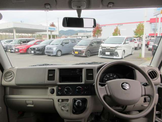 世界で信頼と評価を重ねるマツダ車！オープンかつ上質感あふれるショールーム空間で、納得のお車選びをして頂けます。新車・中古車どちらも販売しています。初めての方でもお気軽にご相談下さい♪