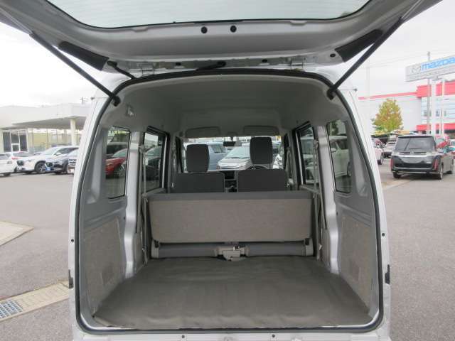 見た目以上に広い荷室スペース！！