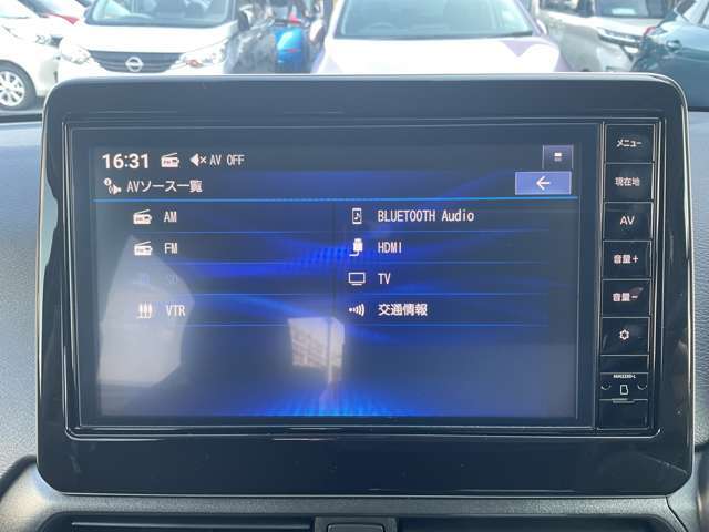 日産純正Wi-Fi内蔵9インチナビ(MM223D-L)装備。スマホを使って部分地図更新が可能です。フルセグ地デジTV、FM/AMラジオ、Bluetoothオーディオ、SDカード対応などオーディオ機能も充実です。