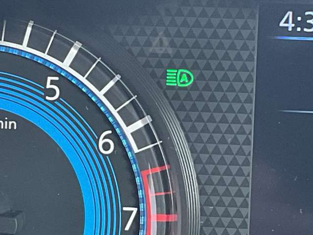 対向車がいてもハイビームを維持できるアダプティブLEDヘッドライト。車速に応じてハイビームの自動配光を維持して、常に視認性の高い状態が維持されます。