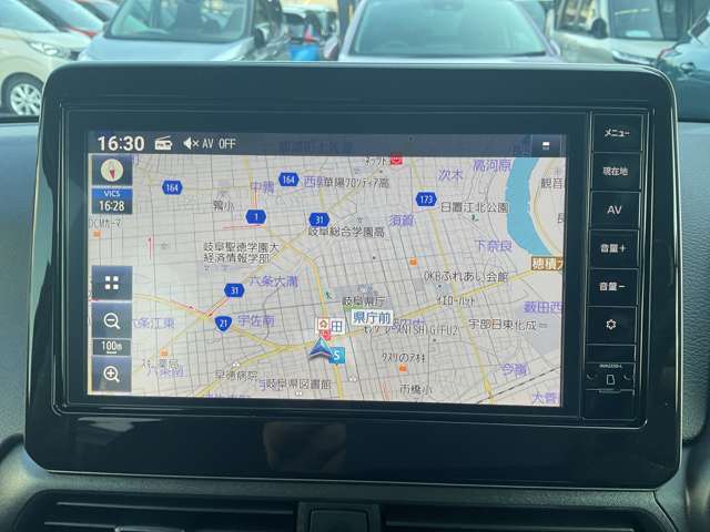 日産純正Wi-Fi内蔵9インチナビ(MM223D-L)装備。スマホを使って部分地図更新が可能です。フルセグ地デジTV、FM/AMラジオ、Bluetoothオーディオ、SDカード対応などオーディオ機能も充実です。