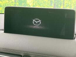 【8.8インチマツダコネクト】車内の雰囲気にマッチした大型のディスプレイ。スマホ接続でのナビ使用やBluetooth再生等、様々な機能が楽しめます。直感的なダイヤル操作が可能で、使い勝手も良好です。