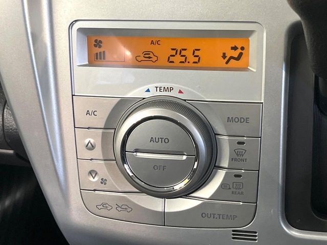 【オートエアコン】一度お好みの温度に設定すれば、車内の温度を検知し風量や温度を自動で調整。暑い…寒い…と何度もスイッチ操作をする必要はありません。快適な車内空間には必須の機能ですね♪