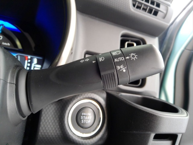 オートライト付きです。手元での操作なしでヘッドライトのON/OFFできます。トンネルでの点灯・消灯忘れ防止に役立ちます！