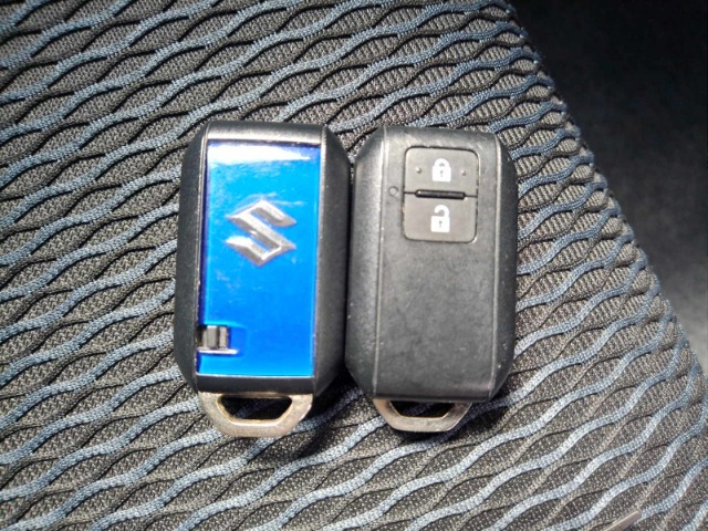 スマートキー付！キーを取り出さなくてもドアロックの施錠・開錠、エンジンの始動が出来ます！雨の日や荷物の多い日にとても便利ですね♪