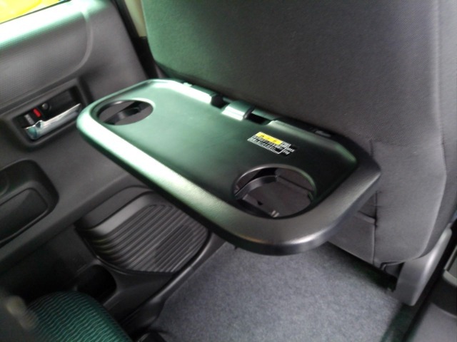 おやつタイムに活躍するシートバックテーブル付きです。