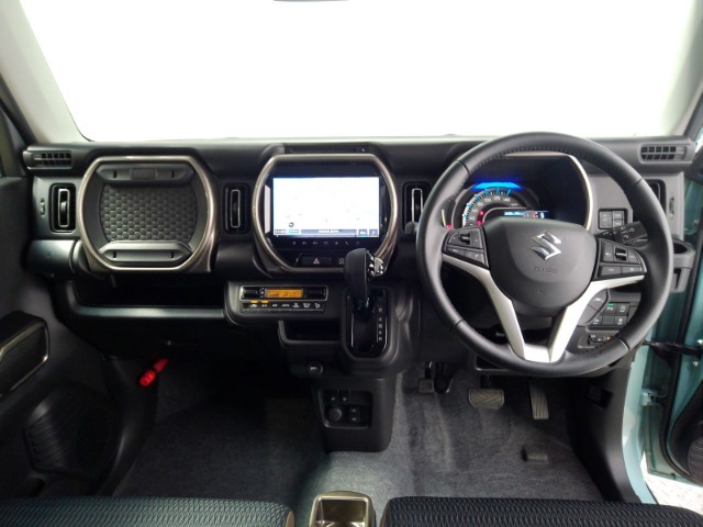 ドライバーを包み込むように、ディスプレーやスイッチ、コンソールを配置。座った瞬間から運転への期待が！空間そのものの心地よさにこだわっています。