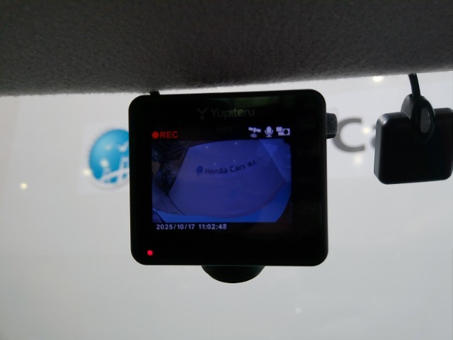 『ドライブレコーダー』動画を残すことで万が一の事態に遭遇した時の必須アイテムです！急ブレーキ・急ハンドルが起こった際、自動で記録が上書きされずに保存され、後でPC等で確認出来ます。