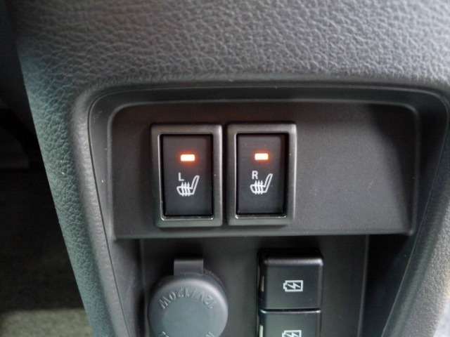 お尻がポッカポカで心地よいシートヒーターも装備されています。真冬でも数十秒で効き始めるので寒さが苦手な方の必需品です☆