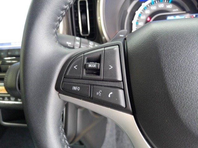 ハンドルにオーディオの操作スイッチが装備されています！視線を前方から外さずハンドルから手を離さずに操作できるのでとっても安全ですね♪