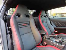 ●専用RECARO製シート（専用カラー、運転席/助手席）