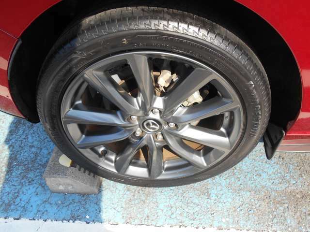 タイヤ、純正アルミの状態。何本かガリ傷付いてます。