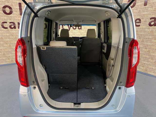 荷室も広いので荷物をたくさん乗せれます。★後部座席を倒せば、大きな荷物もOK♪