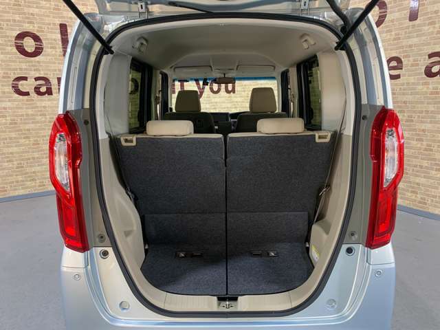 荷室も広いので荷物をたくさん乗せれます。★後部座席を倒せば、大きな荷物もOK♪