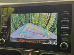 【バックカメラ】駐車時に後方がリアルタイム映像で確認できます。大型商業施設や立体駐車場での駐車時や、夜間のバック時に大活躍！運転スキルに関わらず、今や必須となった装備のひとつです！