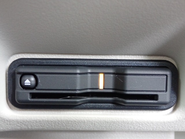 ■【ETC車載器】が装備されています。セットアップをしてお渡しとなり、ETCカードを差し込むだけで高速道路の利用が可能です。