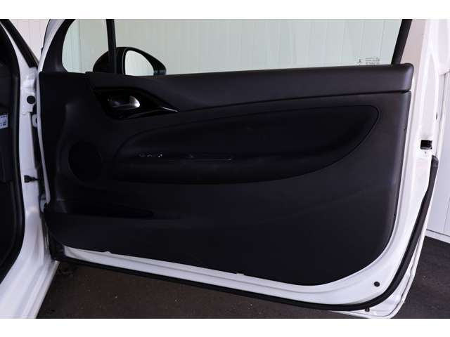 運転席のドアトリムをご覧ください。