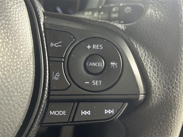【　レーダークルーズコントロール　】ミリ波レーダーなどからの情報により先行車を認識。設定車速内で車間距離を保ちながら追従走行します。