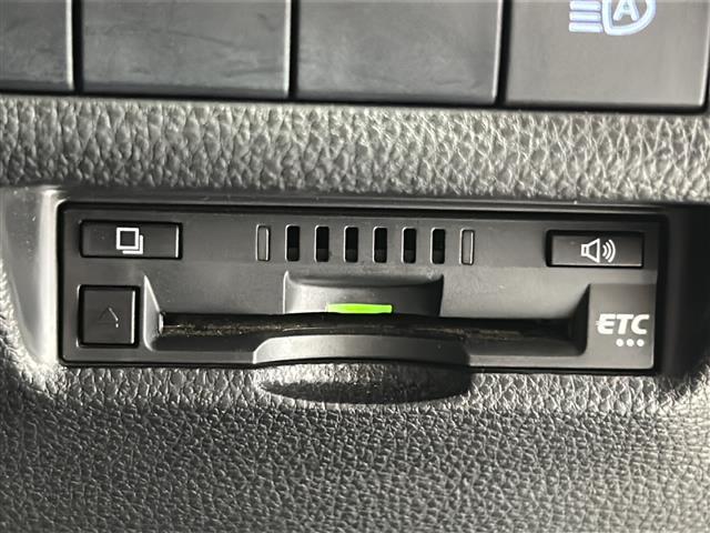 【ETC】有料道路を利用する際に料金所で停止することなく通過できる、ETC車載器（ノンストップ自動料金収受システム機器）が装備されています。セットアップを行うことで利用可能になります。