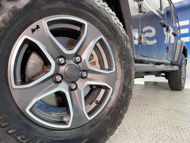 ●純正17インチアルミホイール：輸入車ならではの卓越した走りを支えるホイールと足回りです！日本車の走りに慣れている方にもぜひ体感して頂きたいほど、高いレベルでまとまっています！